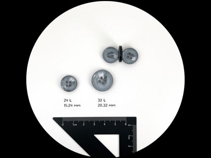 Weiße und graue Hornimitatknöpfe, Kontrastfarbig lackiert, 15mm & 20mm (24L & 32L). 4-Loch Annähknöpfe für Anzüge, Hosen, Mäntel & Jacken