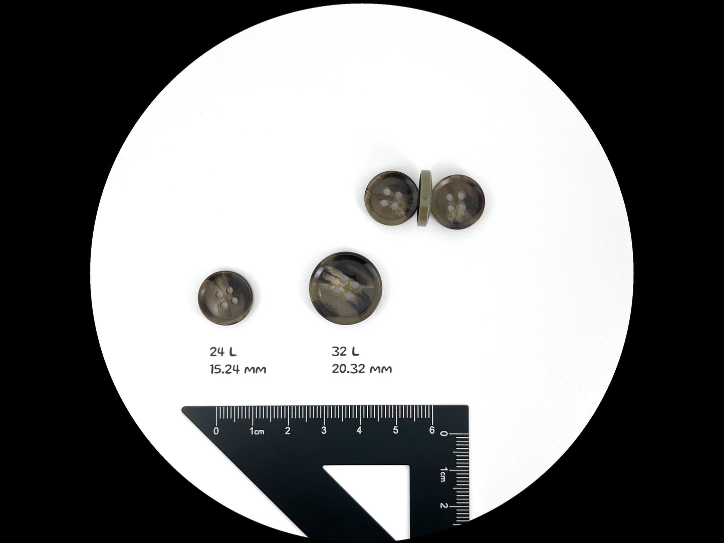 Grün & Braun Hornimitatknöpfe, Kontrastfarben besprüht, 15mm & 20mm (24L & 32L). 4-Loch Annähknöpfe für Anzüge, Hosen, Mäntel & Jacken