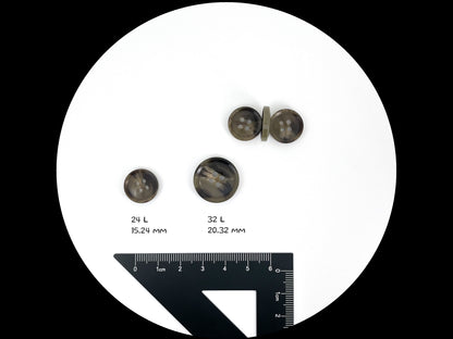 Grün & Braun Hornimitatknöpfe, Kontrastfarben besprüht, 15mm & 20mm (24L & 32L). 4-Loch Annähknöpfe für Anzüge, Hosen, Mäntel & Jacken