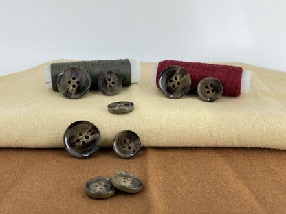 Grün & Braun Hornimitatknöpfe, Kontrastfarben besprüht, 15mm & 20mm (24L & 32L). 4-Loch Annähknöpfe für Anzüge, Hosen, Mäntel & Jacken