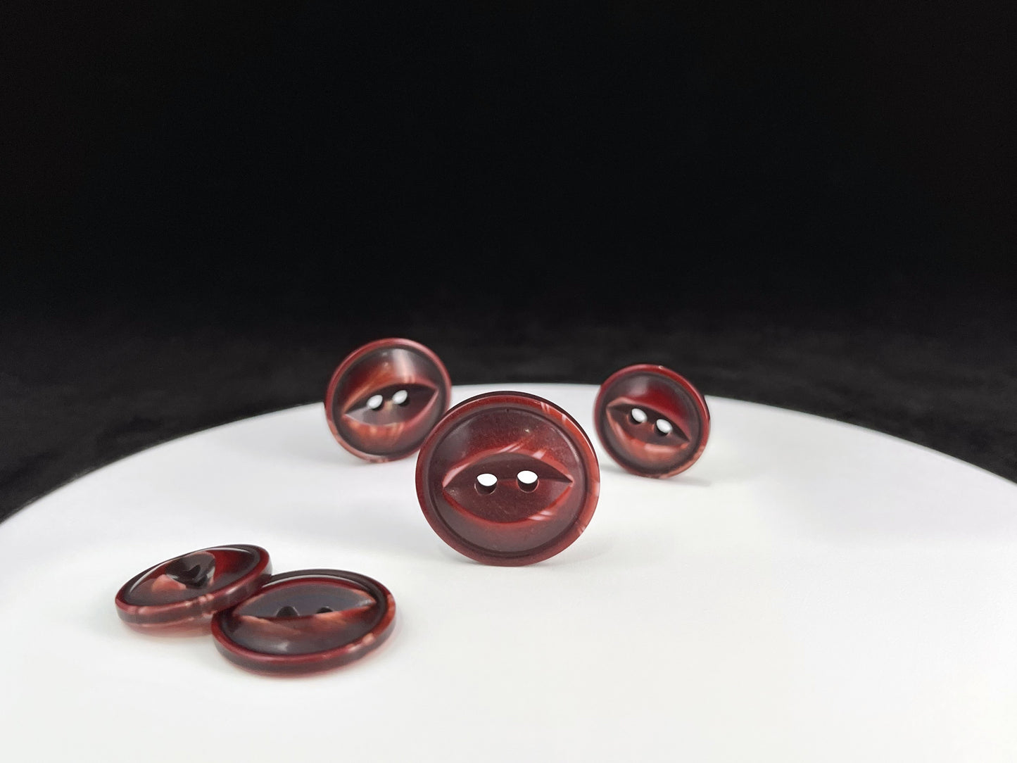 Bordeaux Rot Fischauge Perlenimitat-Knöpfe, Mehrfarbig, 18-23mm (28L, 32L & 36L). 2-Loch zum Annähen für Jacken, Mäntel, Bekleidung, Bastelarbeiten
