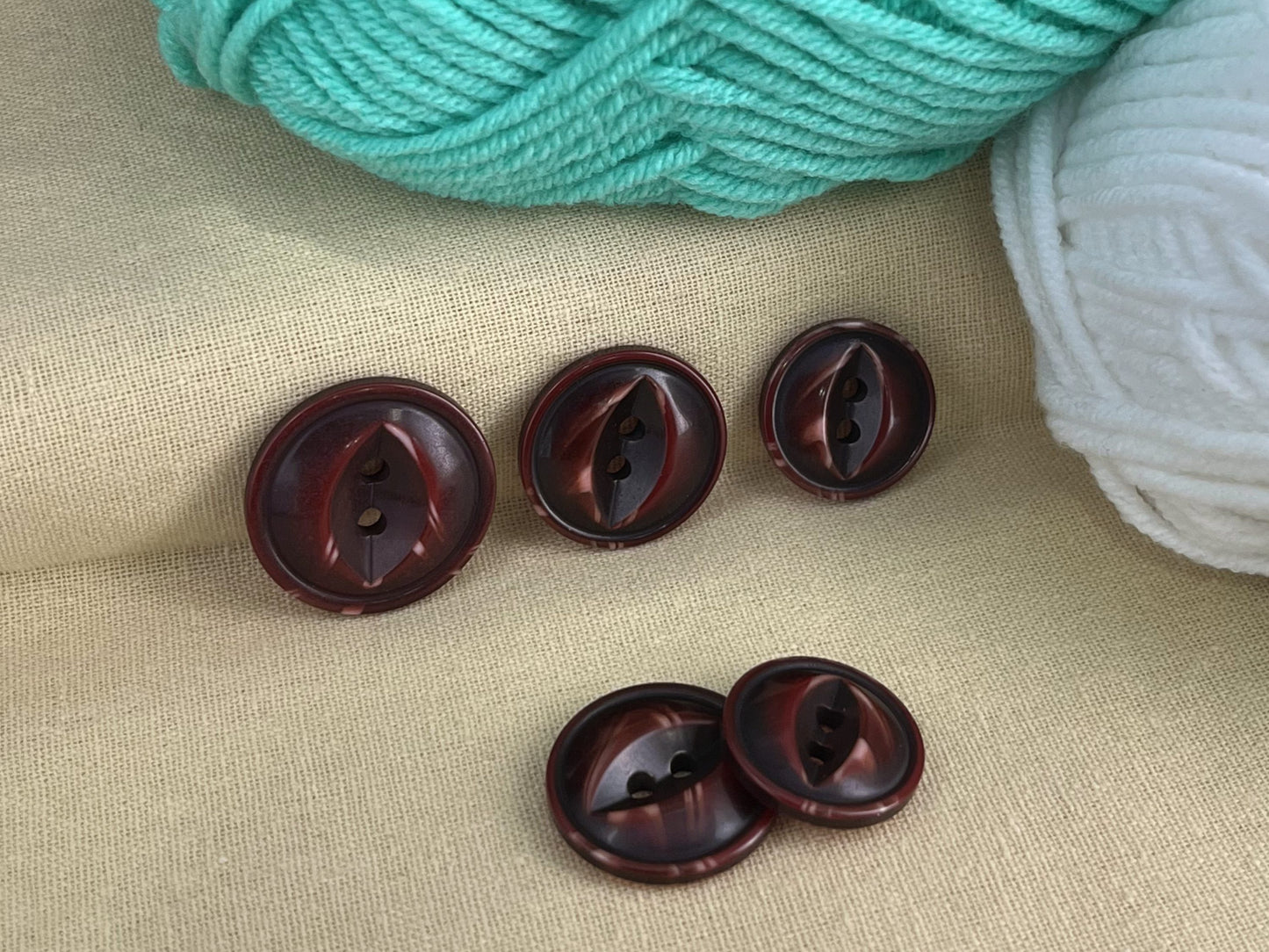 Bordeaux Rot Fischauge Perlenimitat-Knöpfe, Mehrfarbig, 18-23mm (28L, 32L & 36L). 2-Loch zum Annähen für Jacken, Mäntel, Bekleidung, Bastelarbeiten