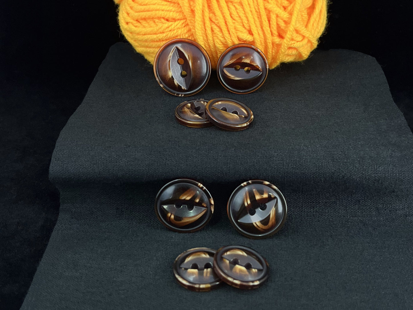 Goldbraune Fischaugen-Perlimitat-Knöpfe, mehrfarbig, 18-23 mm (28L, 32L & 36L). 2-Loch-Annähknöpfe für Jacken, Mäntel, Bekleidung, Bastelarbeiten