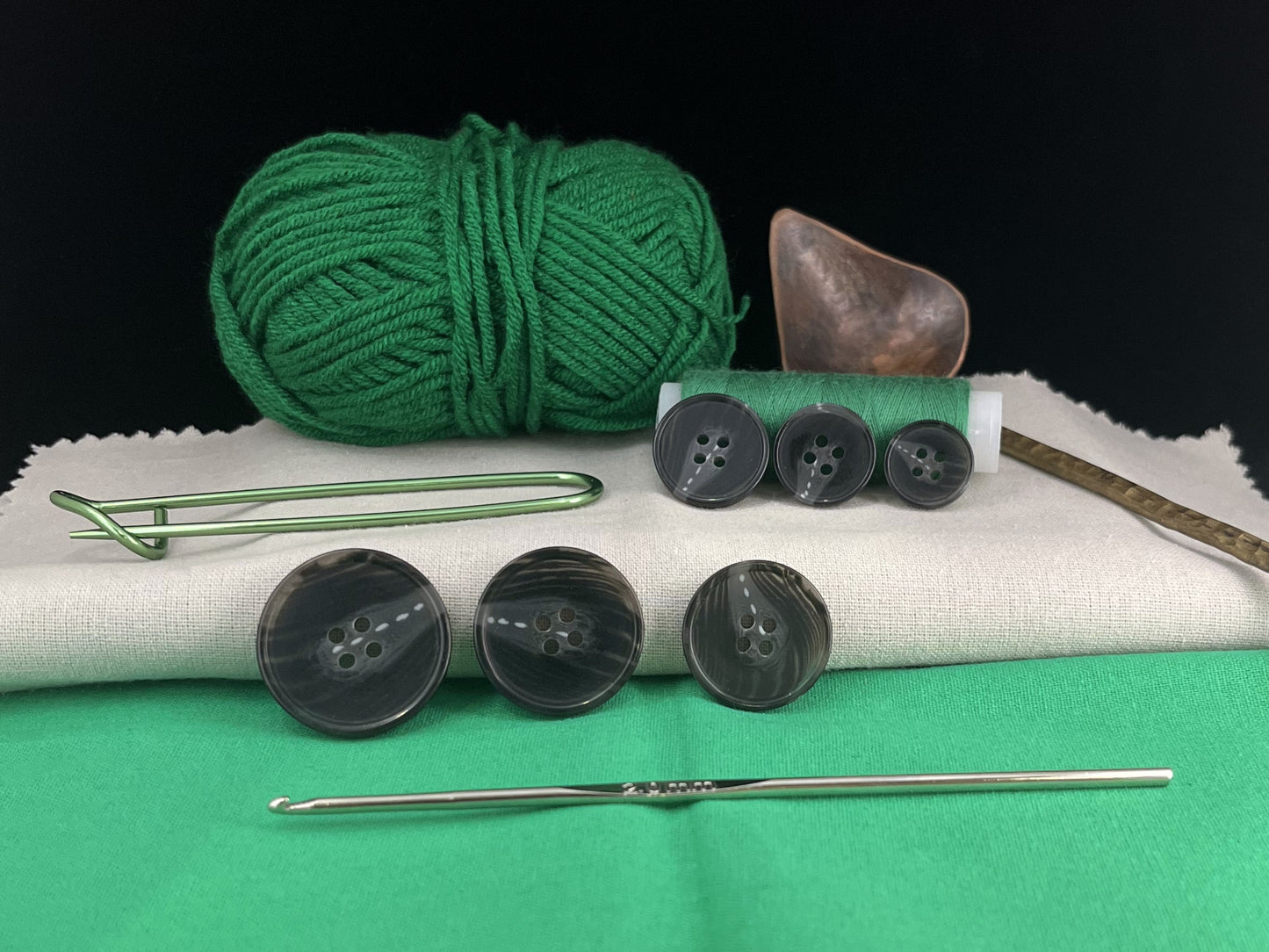 Knöpfe aus Kunstharz, Schwarz Horn Imitat, 15-28mm (24L-44L). 4-Loch Annähknöpfe für Anzüge, Hosen, Kleider, Mäntel, Jacken & Pullover