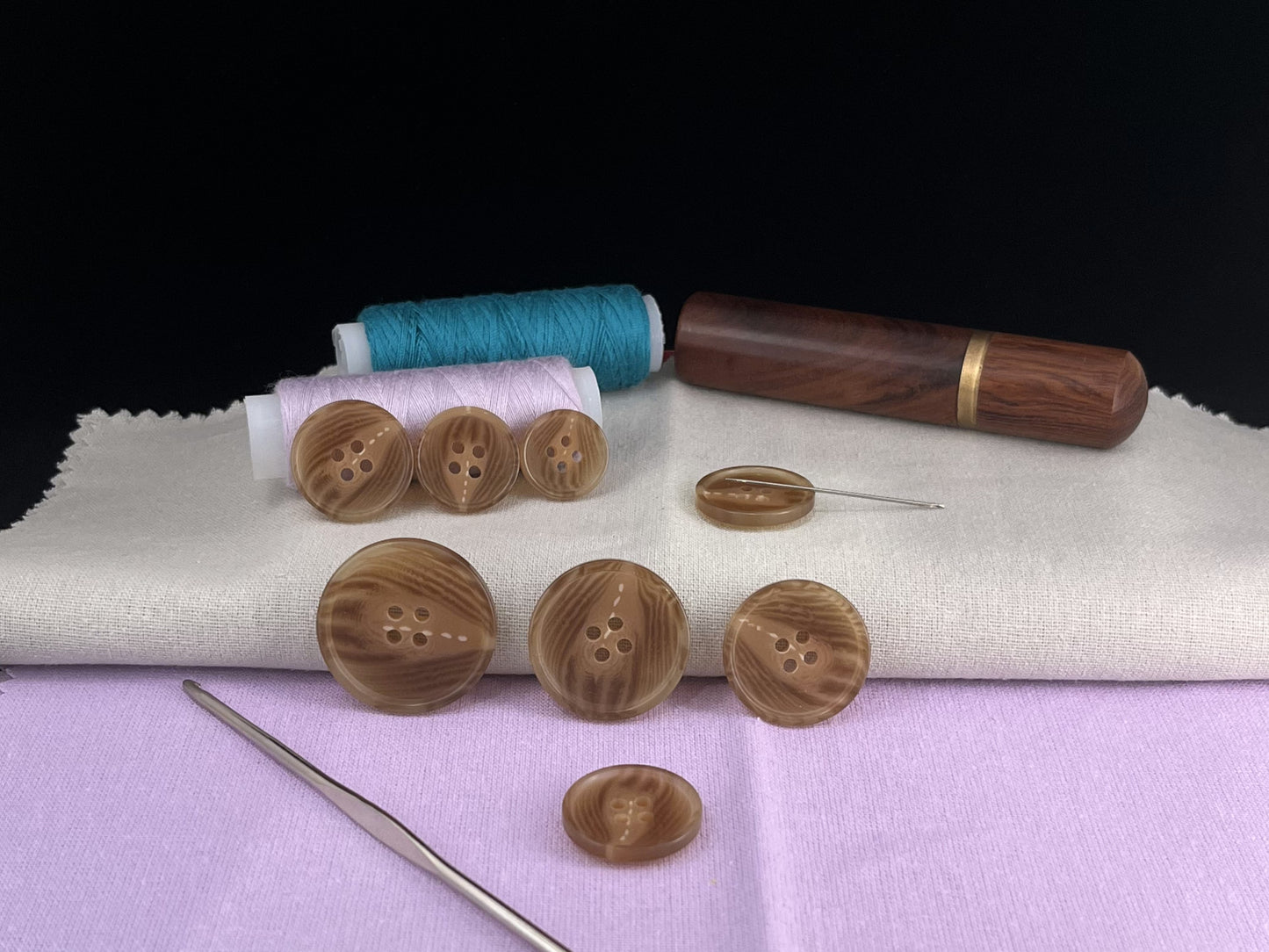 Braune Hornimitat-Harzknöpfe, 15–28 mm (24L-44L). 4-Loch zum Annähen für Anzüge, Hosen, Kleider, Mäntel, Jacken und Pullover