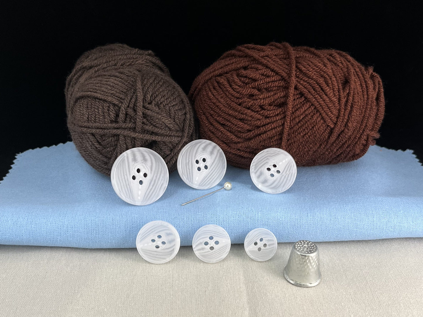 Weiße Horn-Imitat-Harzknöpfe, 15-28mm (24L-44L). 4-Loch zum Annähen für Anzüge, Hosen, Kleider, Mäntel, Jacken & Pullover
