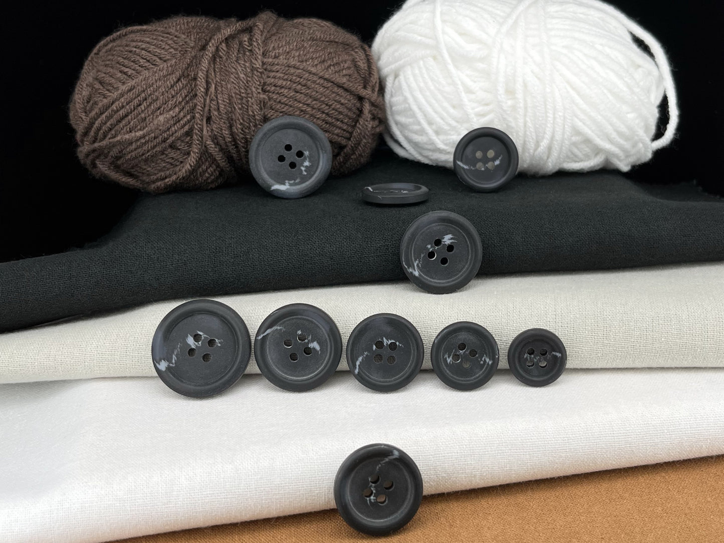Knöpfe in schwarzer Hornoptik, zweifarbig, 15-25mm (24L-40L). 4-Loch zum Annähen für Anzüge, Hosen, Kleider, Mäntel, Jacken, Pullover
