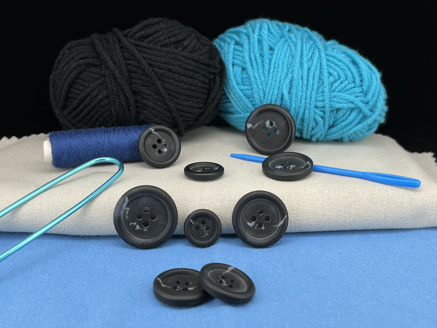 Knöpfe in schwarzer Hornoptik, zweifarbig, 15-25mm (24L-40L). 4-Loch zum Annähen für Anzüge, Hosen, Kleider, Mäntel, Jacken, Pullover