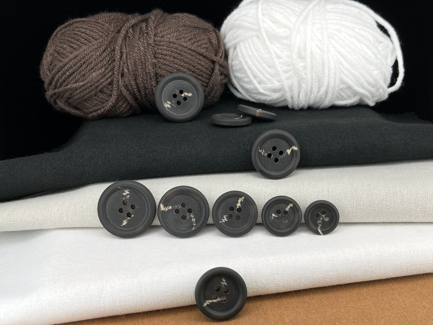 Dunkelgraue Hornimitationsknöpfe, zweifarbig, 15-25mm (24L-40L). 4-Loch zum Annähen für Anzüge, Hosen, Kleider, Mäntel, Jacken, Pullover