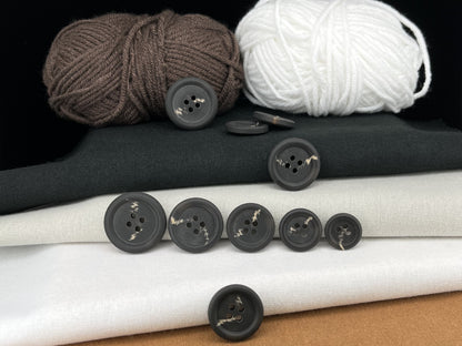 Dunkelgraue Hornimitationsknöpfe, zweifarbig, 15-25mm (24L-40L). 4-Loch zum Annähen für Anzüge, Hosen, Kleider, Mäntel, Jacken, Pullover
