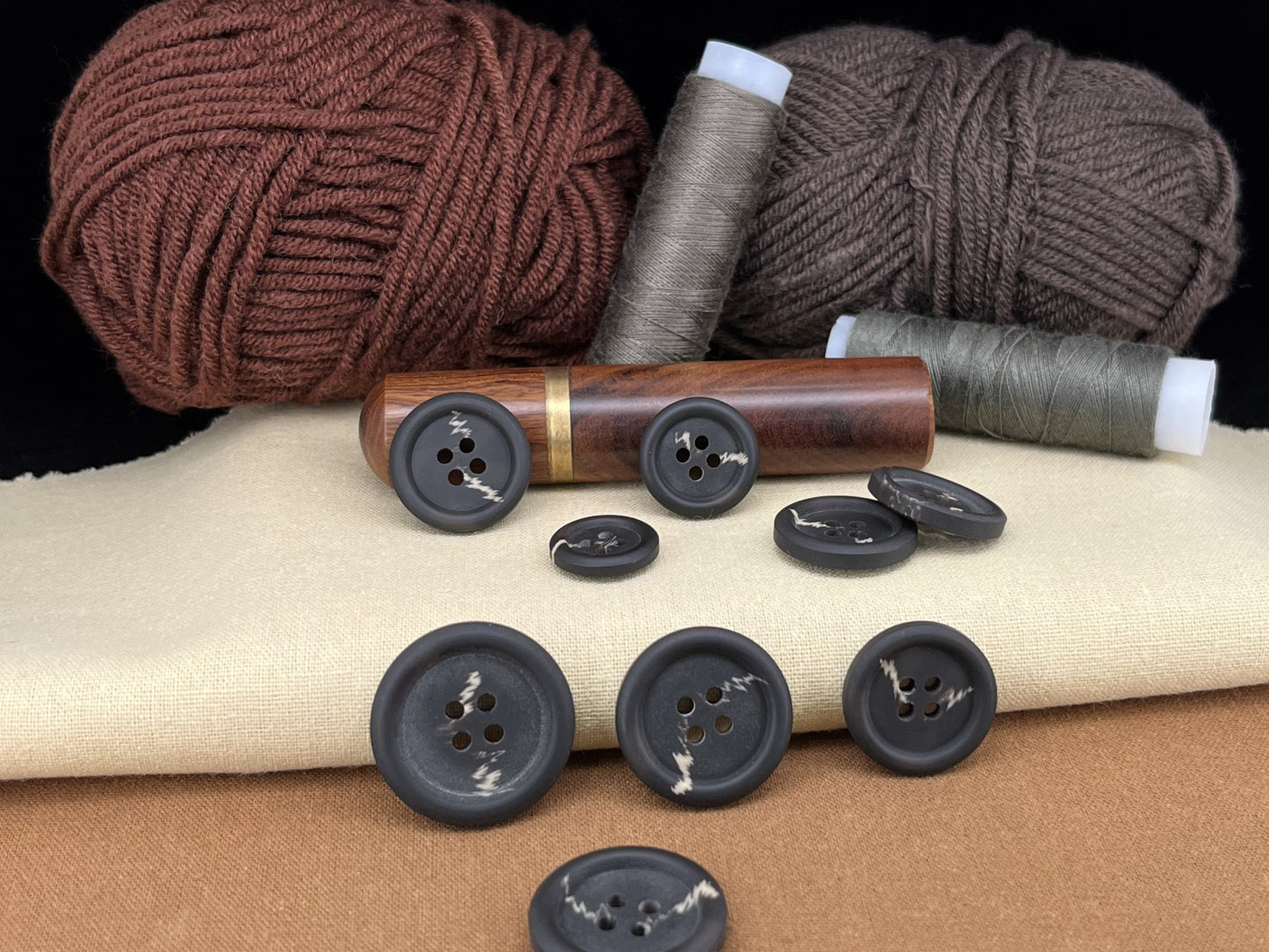 Dunkelgraue Hornimitationsknöpfe, zweifarbig, 15-25mm (24L-40L). 4-Loch zum Annähen für Anzüge, Hosen, Kleider, Mäntel, Jacken, Pullover