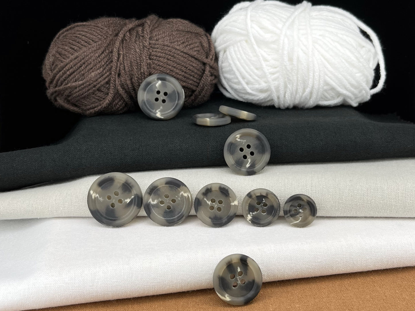 Graue Hornimitat-Knöpfe, zweifarbig, 15-25mm (24L-40L). 4-Loch Annähknöpfe für Anzüge, Hosen, Kleider, Mäntel, Jacken, Pullover