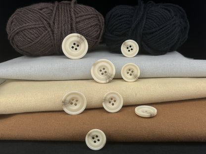 Beige Hornimitation Harzknöpfe, 15-25mm (24L-40L). 4-Loch Annähknöpfe für Anzüge, Hosen, Kleider, Mäntel, Jacken & Pullover