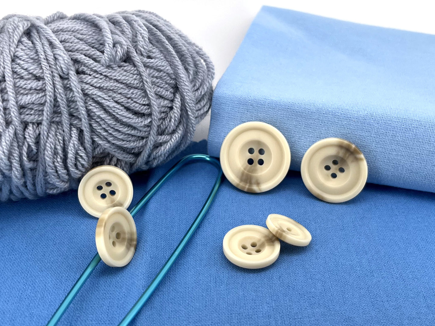 Beige Hornimitation Harzknöpfe, 15-25mm (24L-40L). 4-Loch Annähknöpfe für Anzüge, Hosen, Kleider, Mäntel, Jacken & Pullover