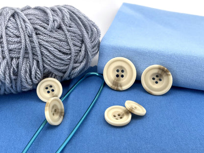 Beige Hornimitation Harzknöpfe, 15-25mm (24L-40L). 4-Loch Annähknöpfe für Anzüge, Hosen, Kleider, Mäntel, Jacken & Pullover