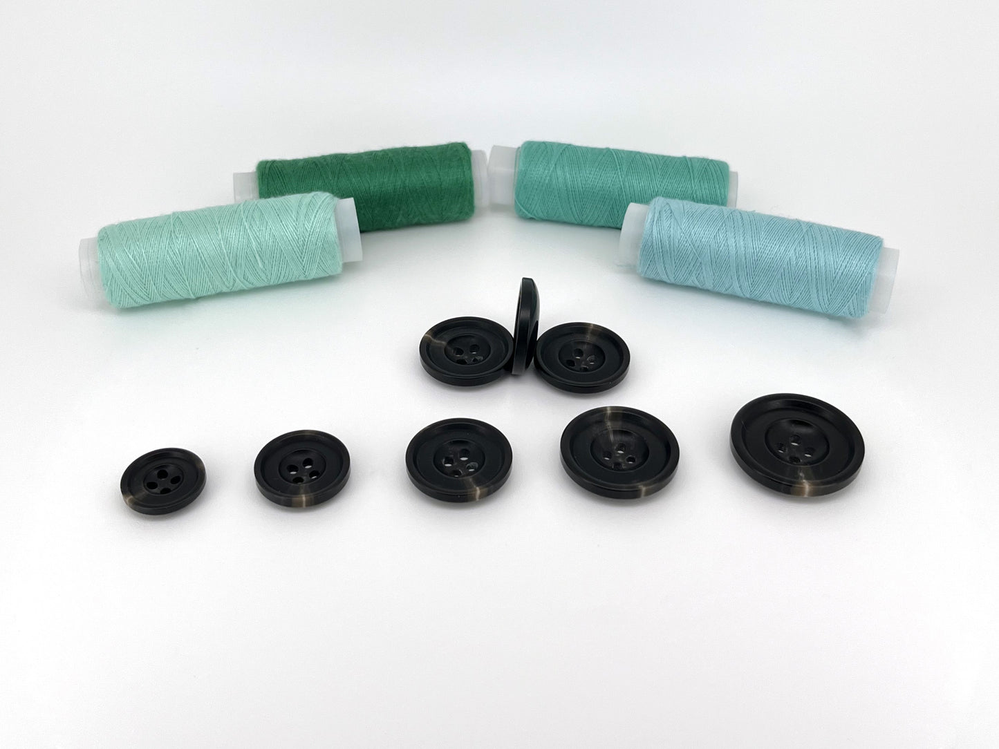 Schwarze Hornimitat-Harzknöpfe, 15-25 mm (24L-40L). 4-Loch-Annähknöpfe für Anzüge, Hosen, Kleider, Mäntel, Jacken & Pullover