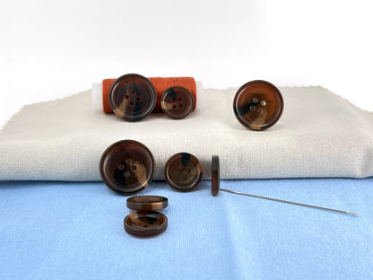 Dunkel Kaffeebraune Hornimitat-Kunstharzknöpfe, 18 mm & 25 mm (28L & 40L). 4-Loch zum Annähen für Anzüge, Hosen, Kleider, Mäntel, Jacken & Pullover
