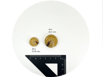 Hellbraune Kaffeetöne Hornimitat Harzknöpfe, 18mm & 25mm (28L & 40L). 4-Loch Annähknöpfe für Anzüge, Hosen, Kleider, Mäntel, Jacken & Pullover