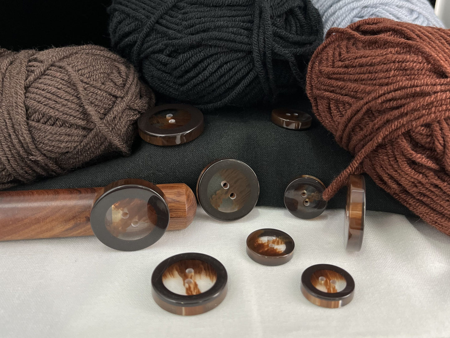 Braune, durchscheinende Hornimitat-Knöpfe mit durchgehendem Rand. 18-28mm (28L-44L), 2-Loch zum Annähen, für Jacken, Mäntel, Bekleidung & Bastelarbeiten