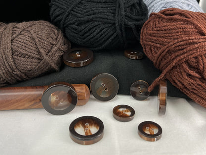 Braune, durchscheinende Hornimitat-Knöpfe mit durchgehendem Rand. 18-28mm (28L-44L), 2-Loch zum Annähen, für Jacken, Mäntel, Bekleidung & Bastelarbeiten