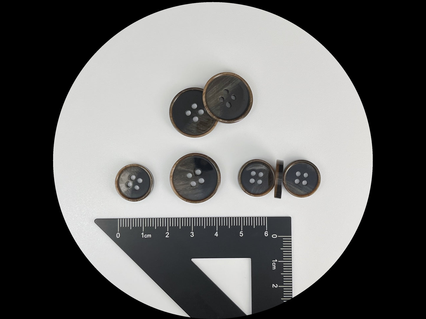 Schwarze & braune perlmuttimitierte Hornknöpfe, 15mm & 20mm (24L & 32L). 4-Loch zum Annähen für Anzüge, Hosen, Kleider, Mäntel, Jacken, Pullover
