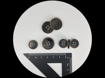 Schwarze & braune perlmuttimitierte Hornknöpfe, 15mm & 20mm (24L & 32L). 4-Loch zum Annähen für Anzüge, Hosen, Kleider, Mäntel, Jacken, Pullover
