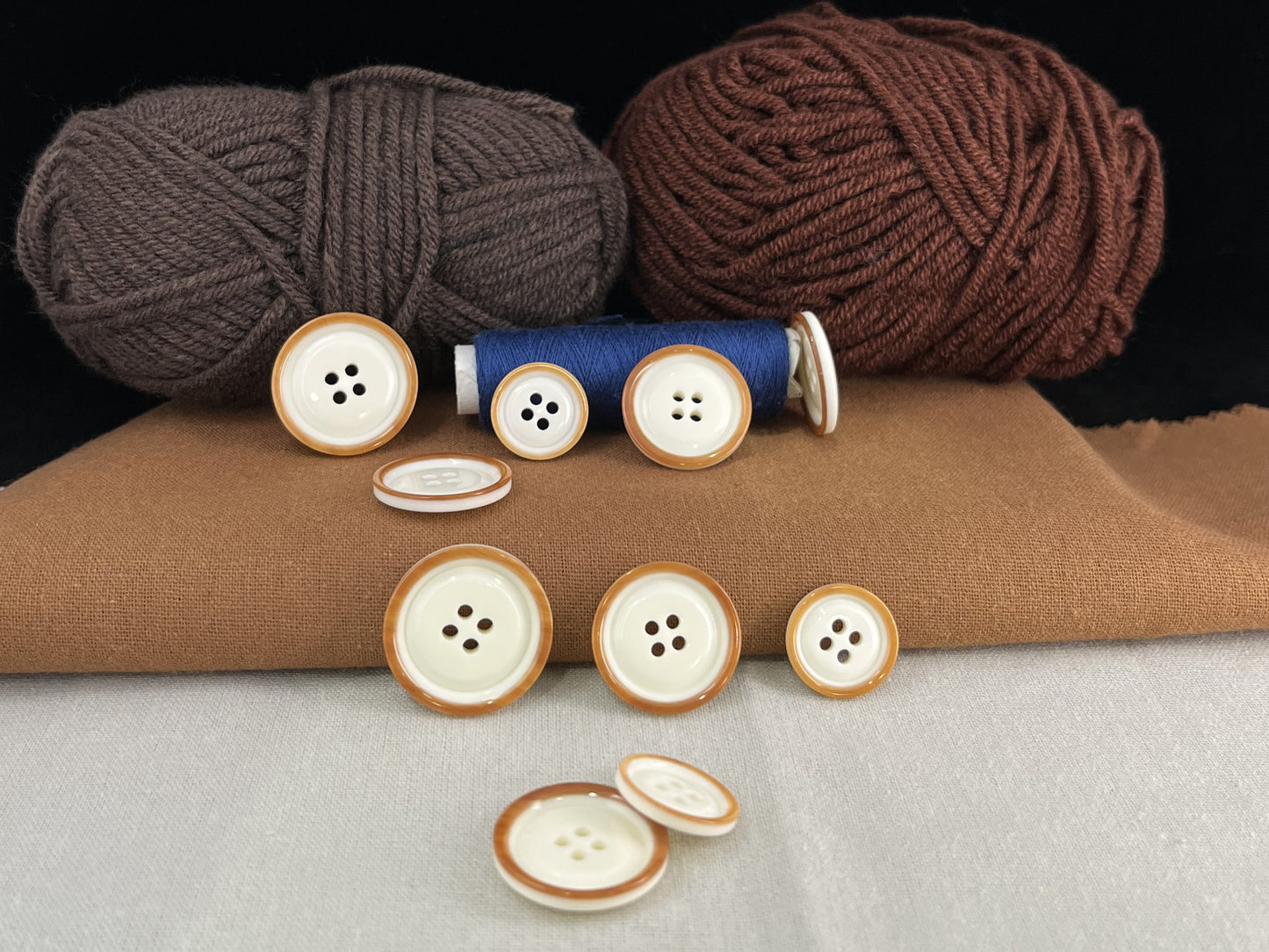 Beige mit braunem Rand Zweifarbige Knöpfe, 15mm-23mm (24L-36L). 4-Loch zum Annähen für Anzüge, Hosen, Kleider, Mäntel, Jacken & Pullover