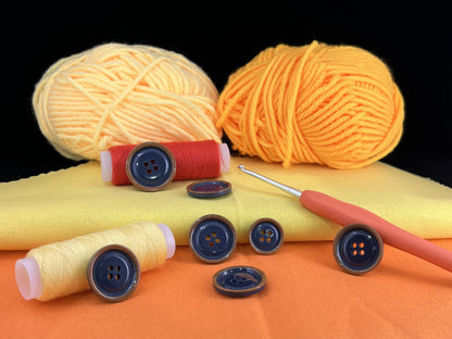 Blaue zweifarbige Knöpfe mit braunem Rand, 15mm-23mm (24L-36L). Annähknöpfe mit 4 Löchern für Anzüge, Hosen, Kleider, Mäntel, Jacken & Pullover