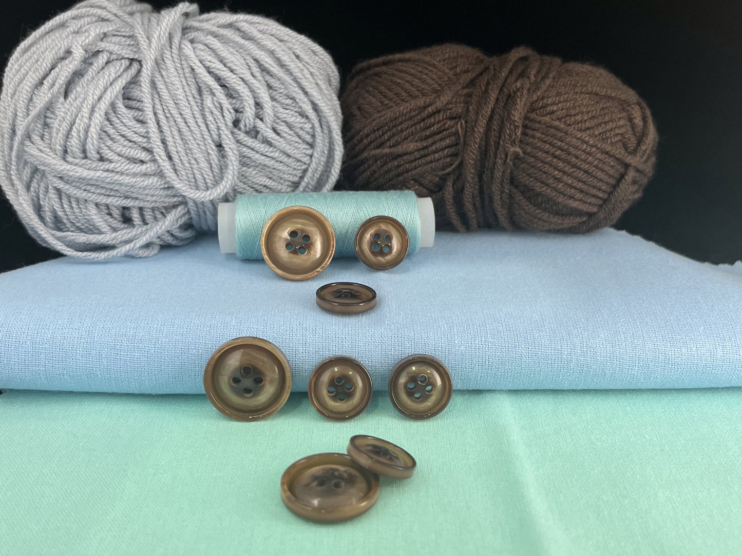 Braune Vintage-Optik Perlmuttimitat Knöpfe, 15mm & 20mm (24L & 32L). 4-Loch Annähknöpfe für Anzüge, Hosen, Kleider, Mäntel, Jacken & Pullover