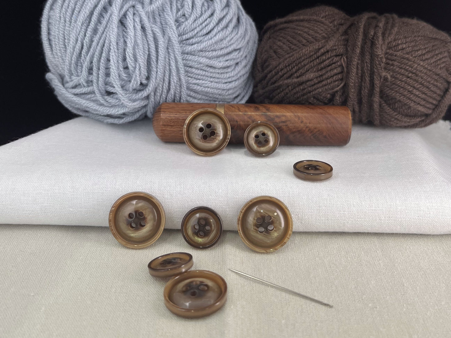 Braune Vintage-Optik Perlmuttimitat Knöpfe, 15mm & 20mm (24L & 32L). 4-Loch Annähknöpfe für Anzüge, Hosen, Kleider, Mäntel, Jacken & Pullover
