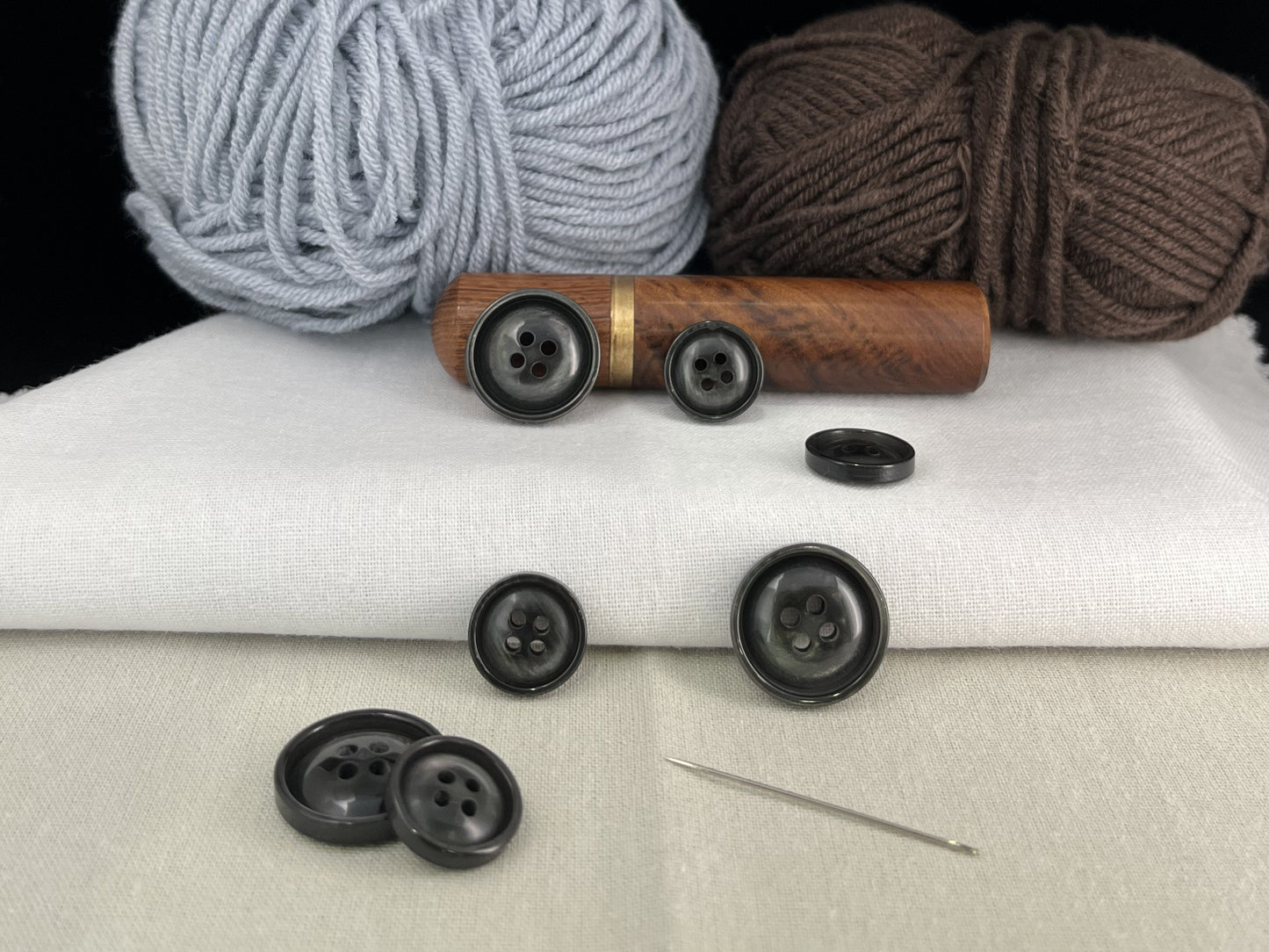 Dunkelgraue Imitationsperlenknöpfe im Vintage-Look, 15mm & 20mm (24L & 32L). 4-Loch-Annähknöpfe für Anzüge, Hosen, Kleider, Mäntel, Jacken & Pullover