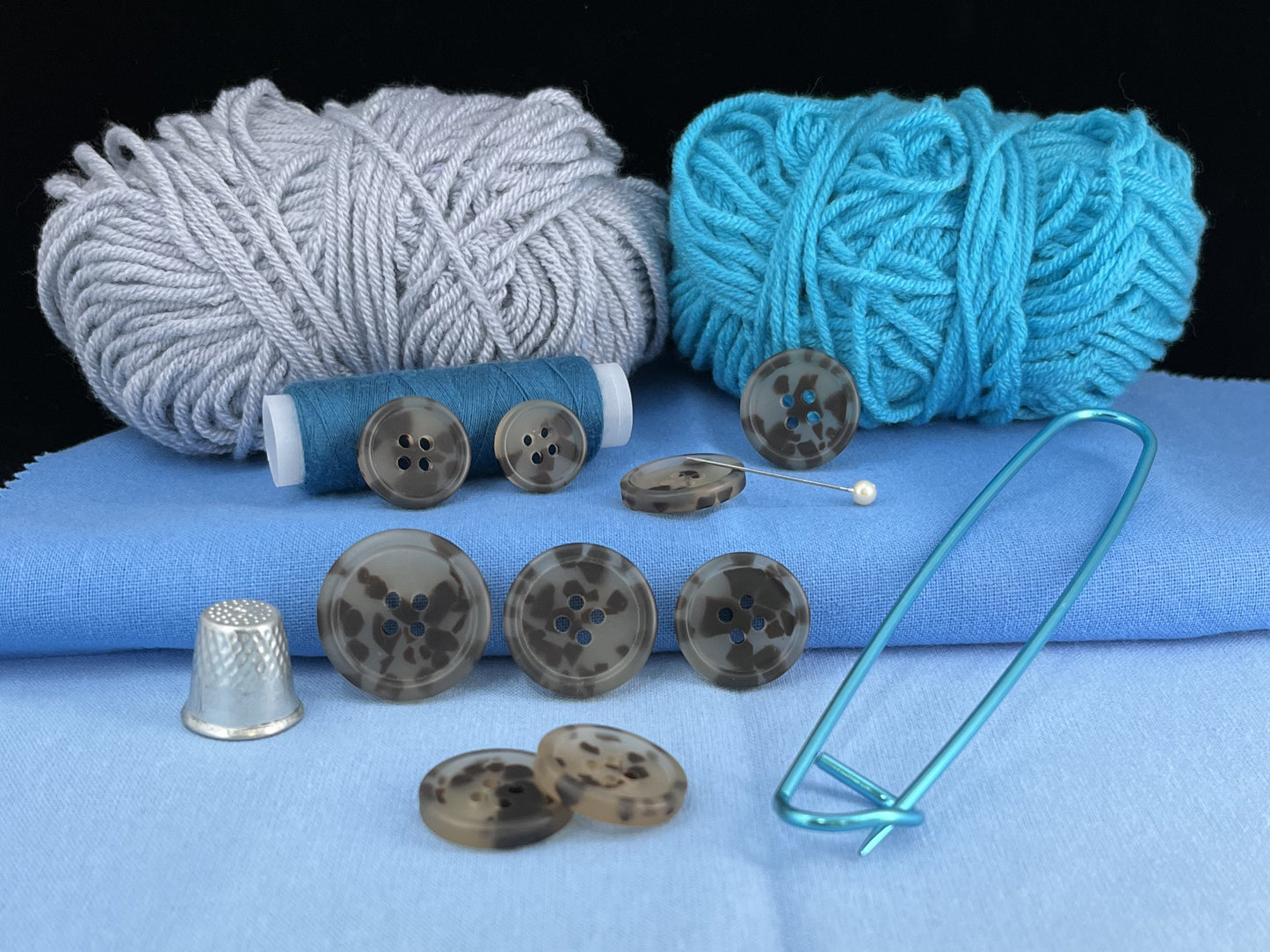 Braune Camouflage-Knöpfe, 15-25mm (24L-40L). Mehrfarbig. 4-Loch zum Annähen für Anzüge, Hosen, Kleider, Mäntel, Jacken & Pullover