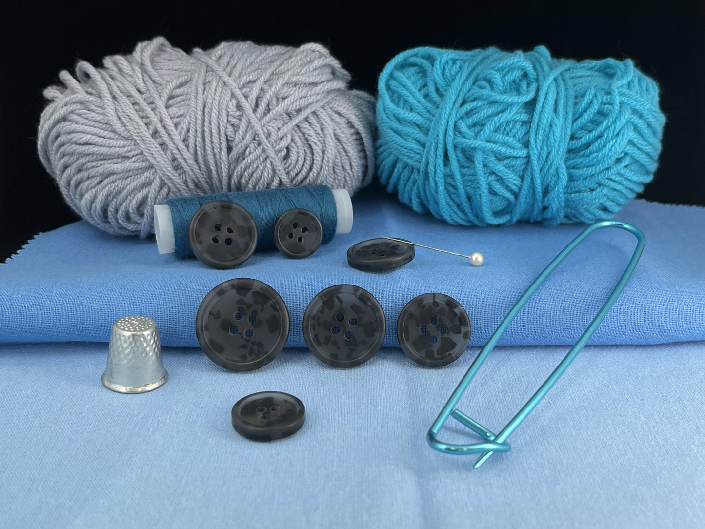Dunkelgraue Tarnknöpfe, 15-25 mm (24L-40L). Mehrfarbig. 4-Loch zum Annähen für Anzüge, Hosen, Kleider, Mäntel, Jacken & Pullover