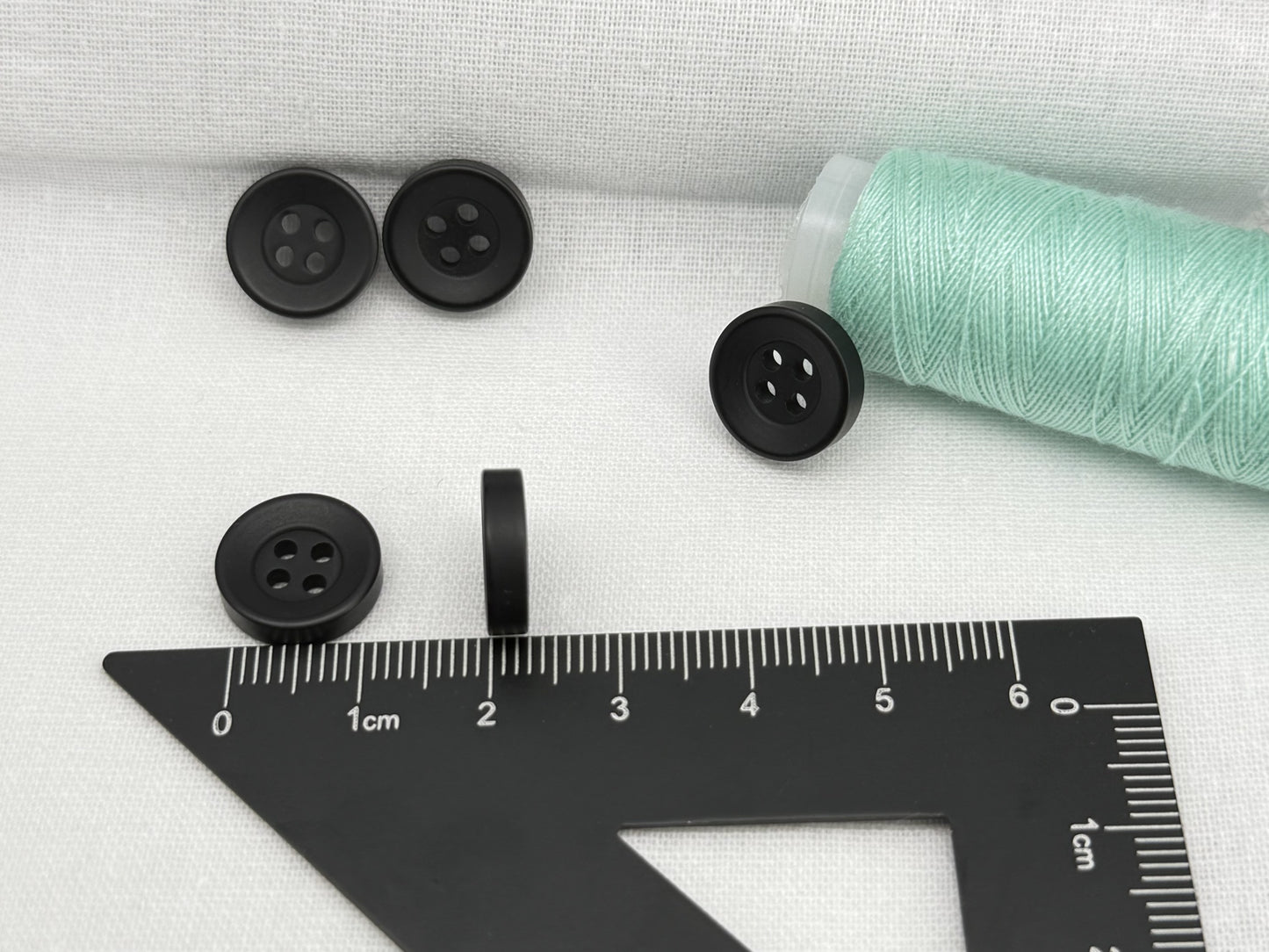Schwarze Corozo-Imitat Knöpfe, recycelter Kunststoff, 12,7mm (20L). 4-Loch zum Annähen für Hemden, Bekleidung, Nähen, Basteln