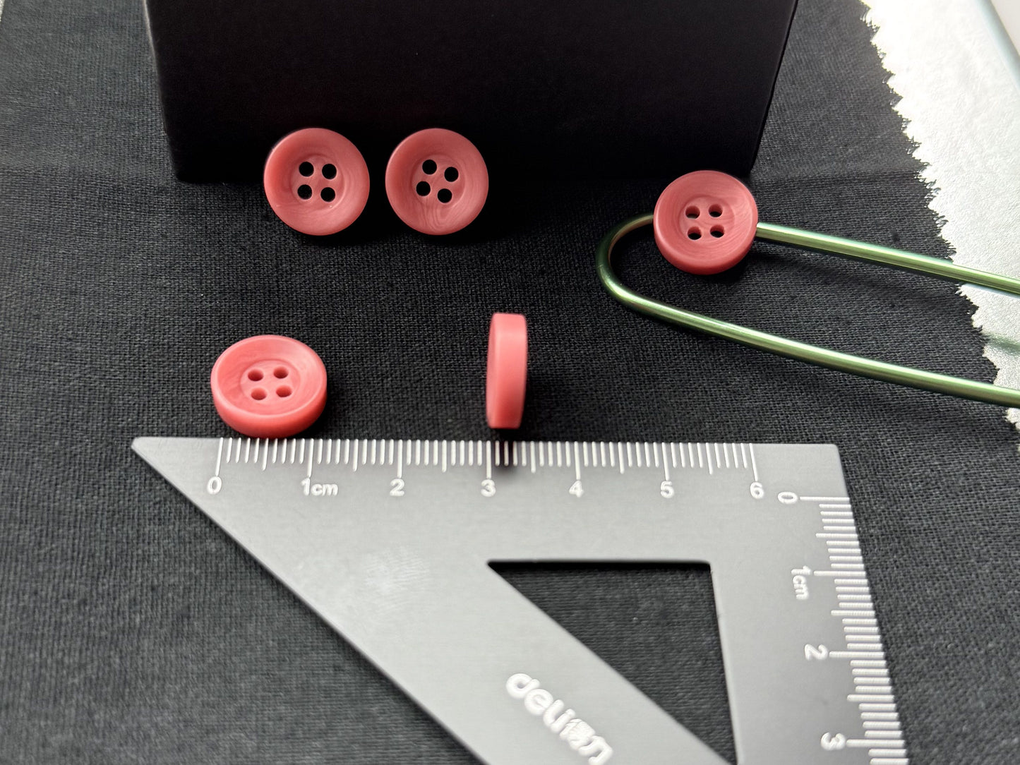 Rostrosa Corozo-Imitat-Knöpfe, recycelter Kunststoff, 12,7mm (20L). Annähknöpfe mit 4 Löchern für Hemden, Blusen, Kinderkleidung, Bekleidung, Nähen, Basteln