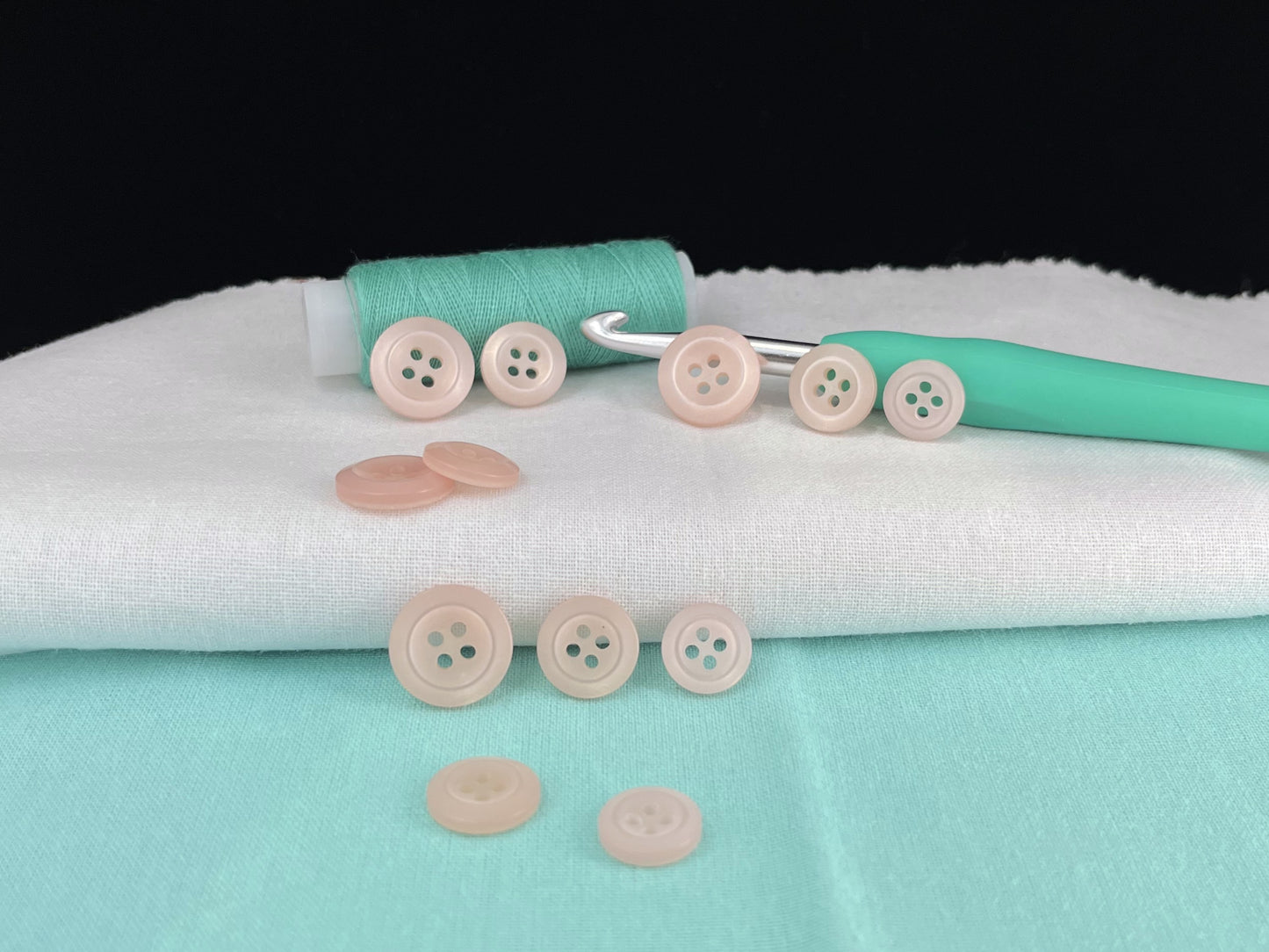 Rosafarbene Perlmutt-Imitat-Knöpfe, recyceltes Plastik, 11,5mm-15mm (18L-24L), 4-Loch zum Annähen für Hemden, Hosen, Blusen, Kleider & Bastelprojekte