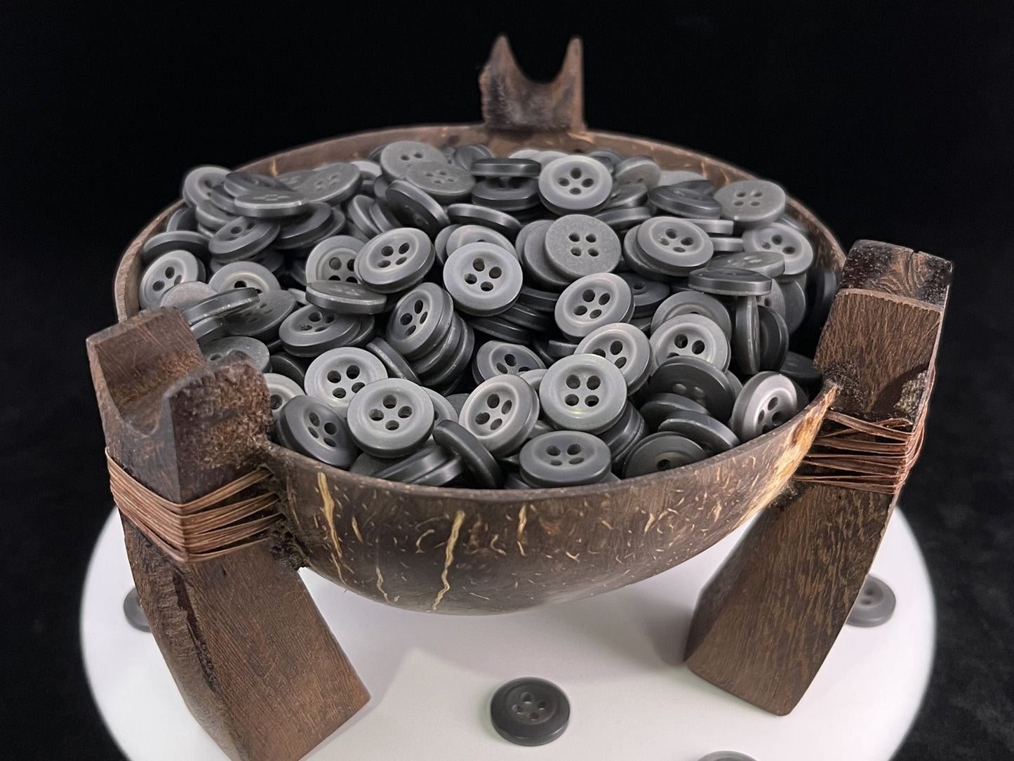Knöpfe aus grauem Perlmuttimitat, recyceltem Kunststoff, 11,5mm-15mm (18L-24L), 4-Loch zum Annähen für Hemden, Hosen, Blusen, Kleider & Bastelarbeiten