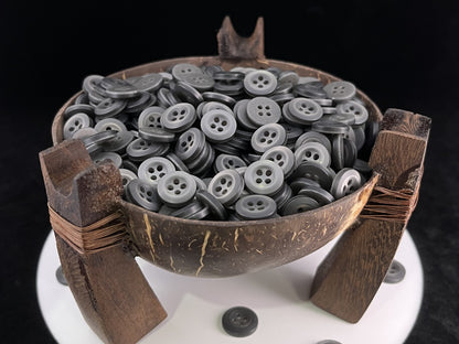 Knöpfe aus grauem Perlmuttimitat, recyceltem Kunststoff, 11,5mm-15mm (18L-24L), 4-Loch zum Annähen für Hemden, Hosen, Blusen, Kleider & Bastelarbeiten