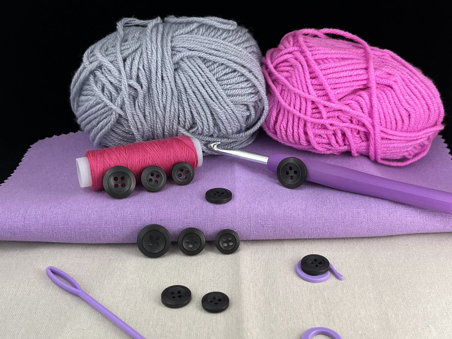 Schwarze Perlmuttimitat-Knöpfe, recycelter Kunststoff, 11,5mm-15mm (18L-24L), 4-Loch zum Annähen für Hemden, Hosen, Blusen, Kleider & Bastelarbeiten