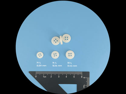 Weiße Knöpfe mit Perlmuttimitat und schönem Effekt, 9mm-11,5mm (14L-18L). 4-Loch zum Annähen für Hemden, Blusen & Bekleidung