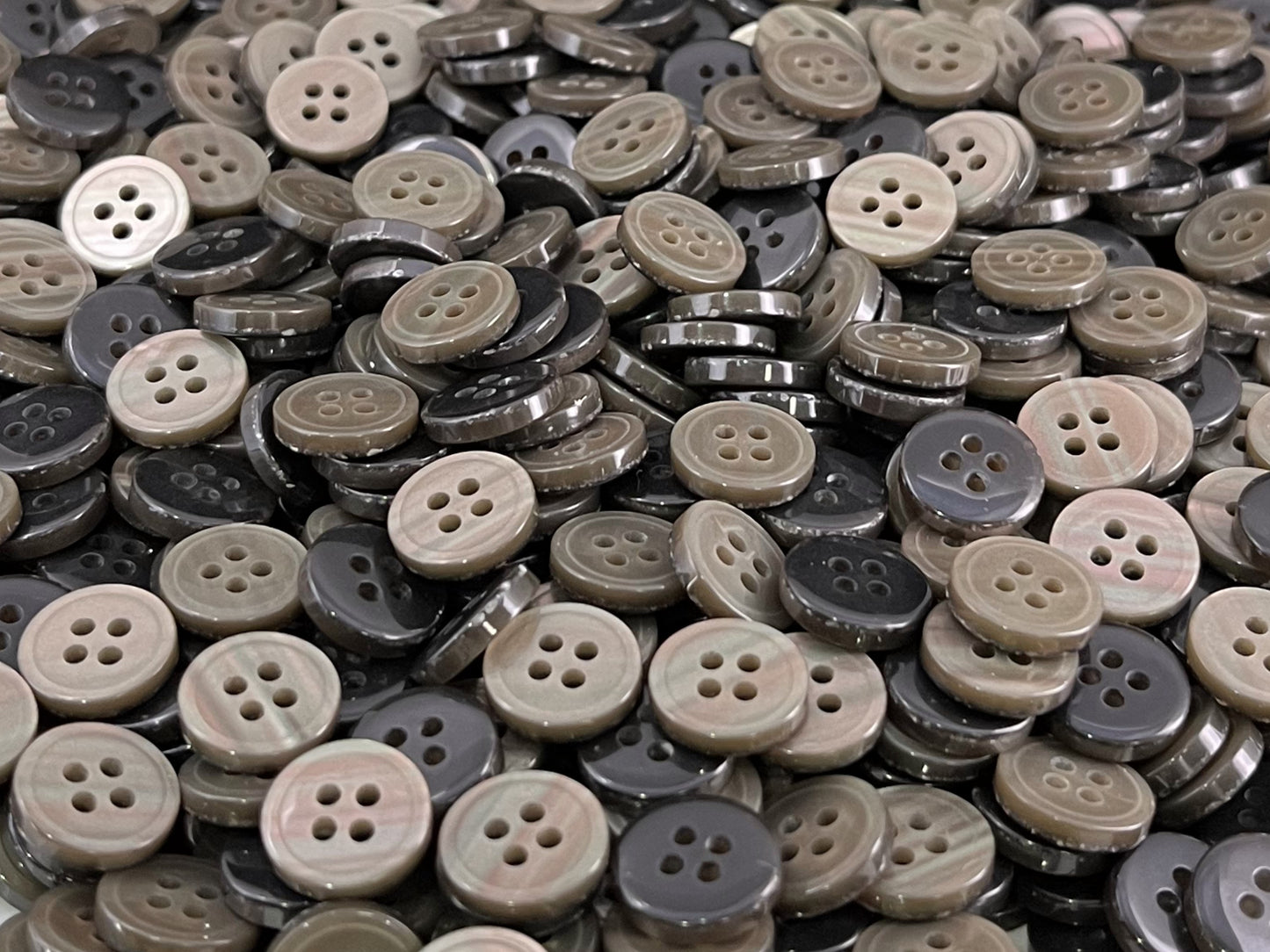 Leichte, neutrale, gerandete Perlimitat-Knöpfe mit schönem Effekt, 9mm-11.5mm (14L-18L). 4-Loch zum Annähen für Hemden, Blusen & Bekleidung