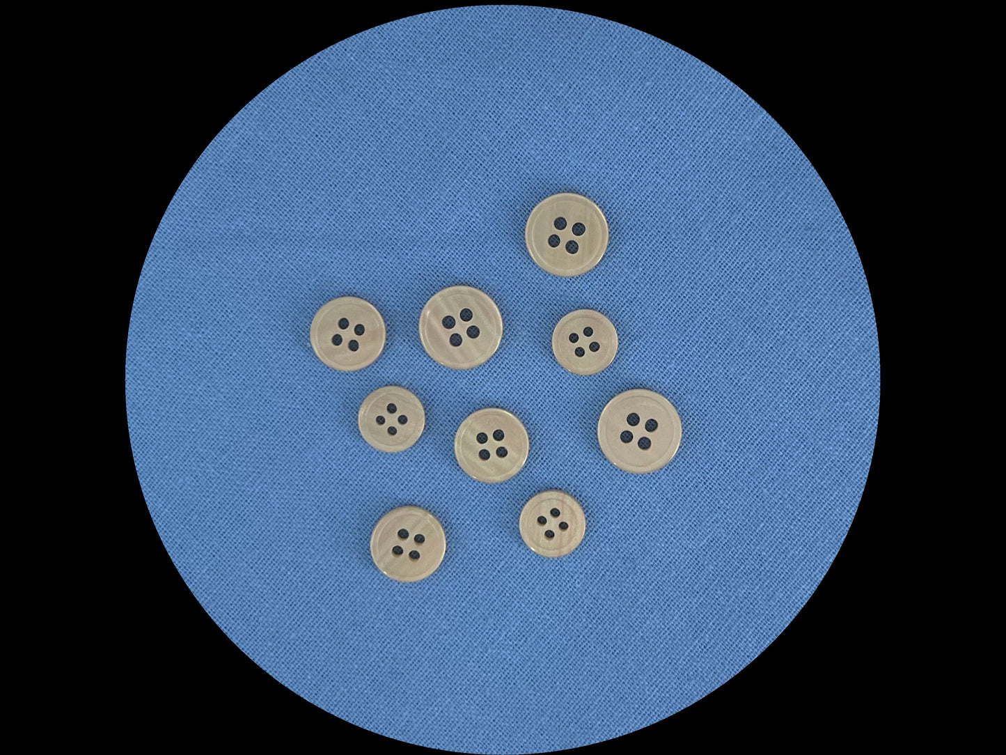 Beige Knöpfe in Perlimitation mit Rand und wunderschönem Effekt, 9mm-11.5mm (14L-18L). 4-Loch zum Annähen für Hemden, Blusen & Bekleidung