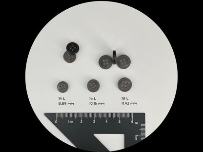 Silbergraue Knöpfe mit Perlenimitat und schönem Effekt, 9mm-11.5mm (14L-18L). 4-Loch zum Annähen für Hemden, Blusen & Kleidung