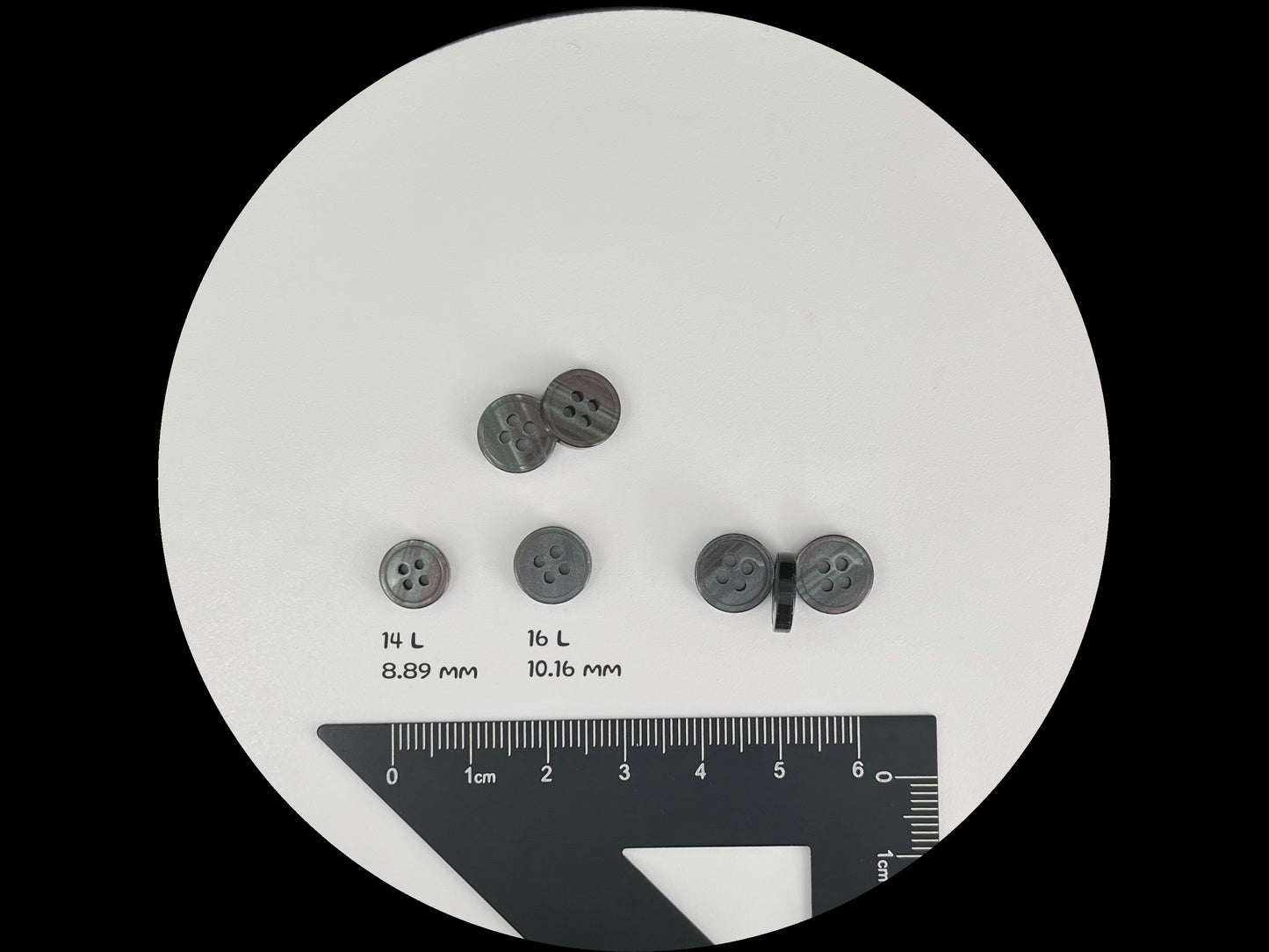 Hellgraue perlmuttimitierte Knöpfe mit schönem Effekt, 9mm & 10mm (14L & 16L). 4-Loch zum Annähen für Hemden, Blusen & Bekleidung