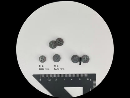 Hellgraue perlmuttimitierte Knöpfe mit schönem Effekt, 9mm & 10mm (14L & 16L). 4-Loch zum Annähen für Hemden, Blusen & Bekleidung