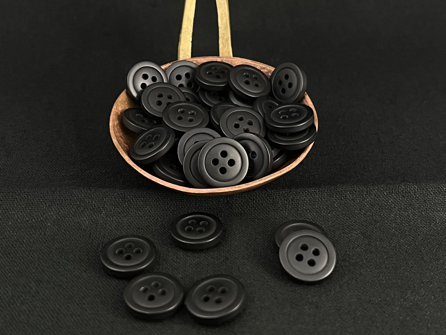 Premium Schwarze Knöpfe, Recyceltes Plastik, 12.7mm (20L). 4-Loch zum Annähen für Hemden, Hosen, Blusen, Kleider, Röcke, Bekleidung, Kinderkleidung