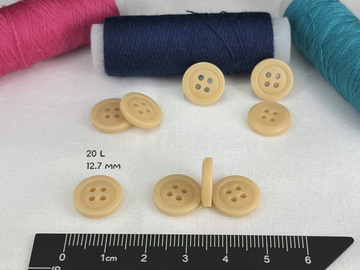 Hochwertige cremefarbene Knöpfe, recycelter Kunststoff, 12,7 mm (20L). 4-Loch-Knöpfe zum Annähen für Hemden, Hosen, Blusen, Kleider, Röcke, Bekleidung, Bastelarbeiten