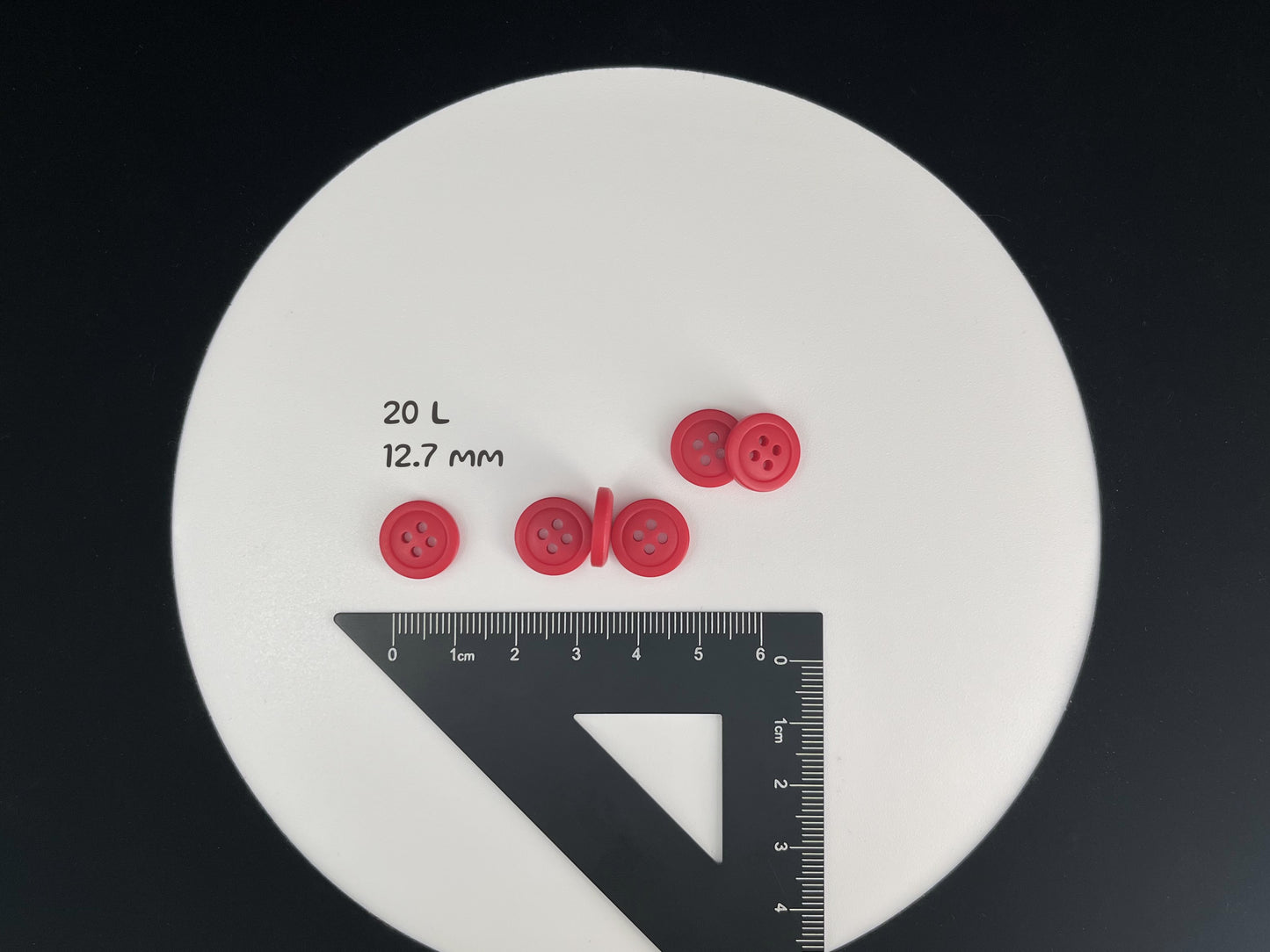 Leuchtend rote Knöpfe, recycelter Kunststoff, 12,7 mm (20L). 4-Loch zum Annähen für Hemden, Hosen, Blusen, Kleider, Röcke, Bekleidung, Kinderkleidung