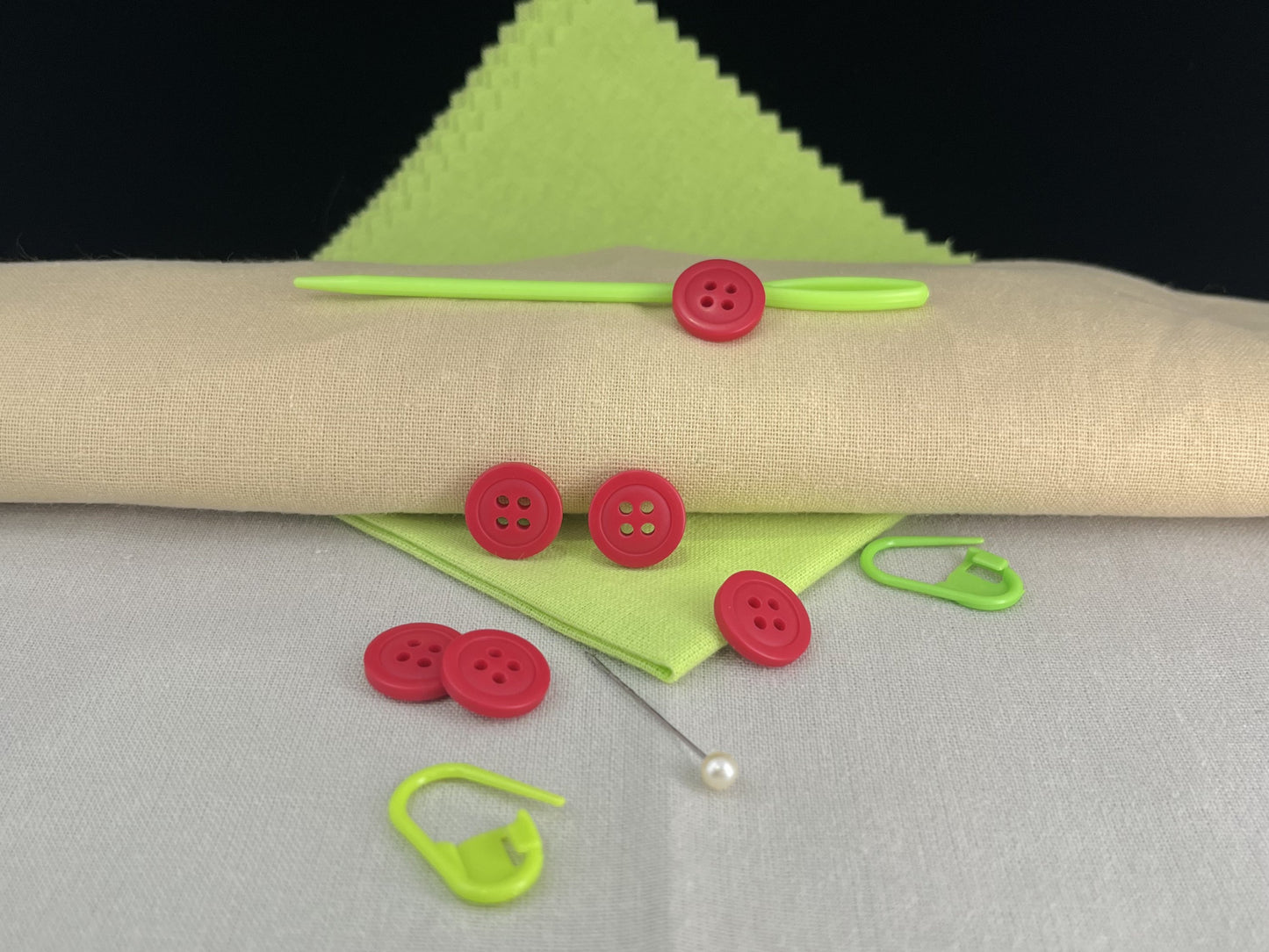 Leuchtend rote Knöpfe, recycelter Kunststoff, 12,7 mm (20L). 4-Loch zum Annähen für Hemden, Hosen, Blusen, Kleider, Röcke, Bekleidung, Kinderkleidung