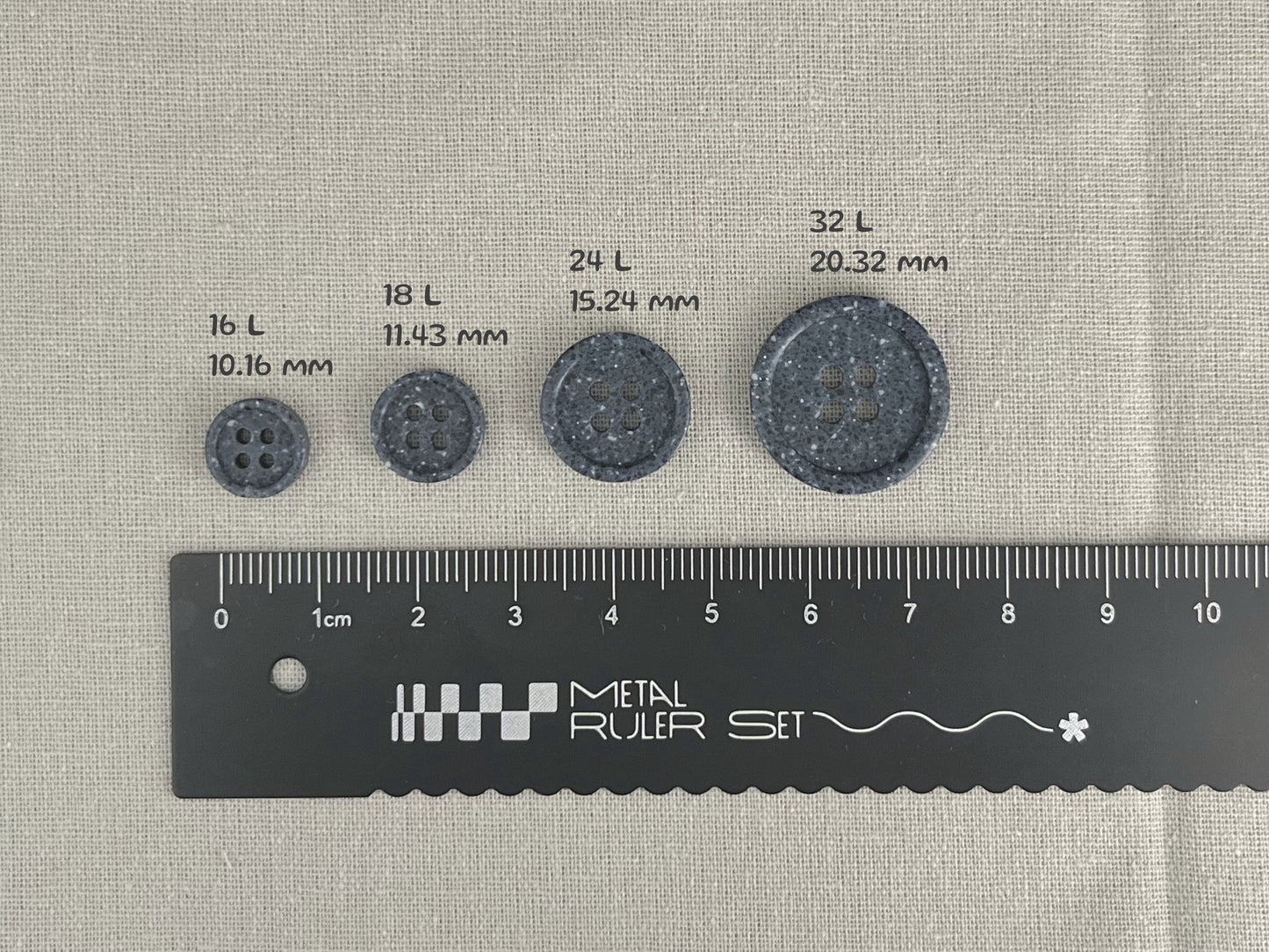 Marineblaue Steinimitat-Knöpfe, 10-20mm (16L-32L). Recyceltes Plastik, 4-Loch zum Annähen für Hemden, Hosen, Kleider, Mäntel, Jacken